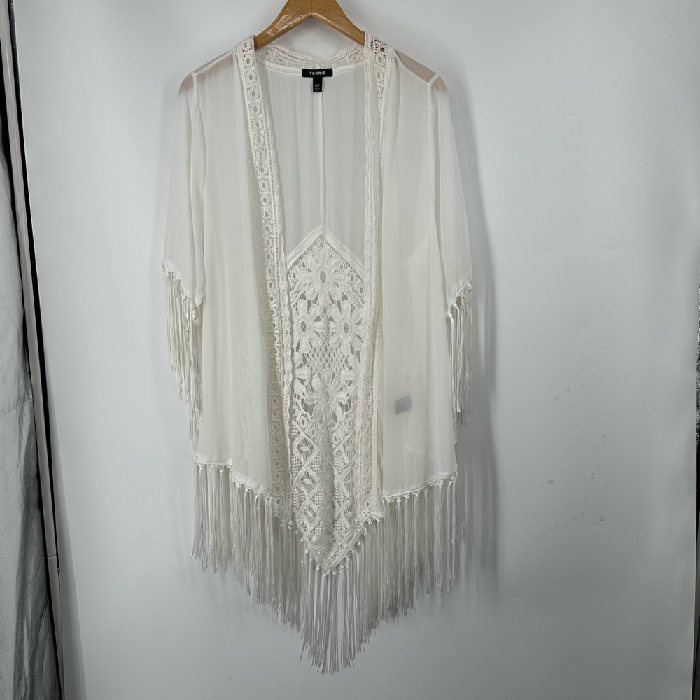 Elegant Torrid White Fringe Crochet Kimono 01/02